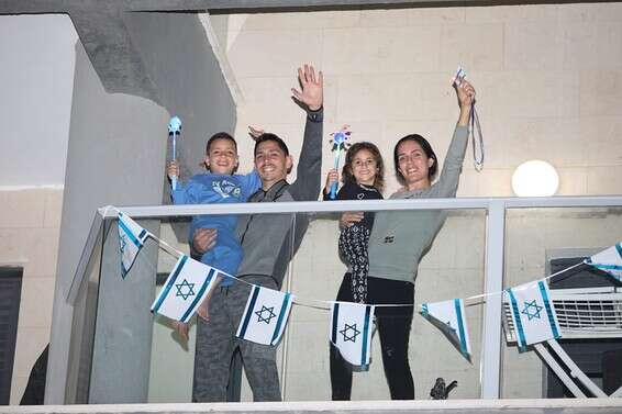 תושבי אשקלון חוגגים במרפסות // צילום: אדי ישראל וסיון מטודי